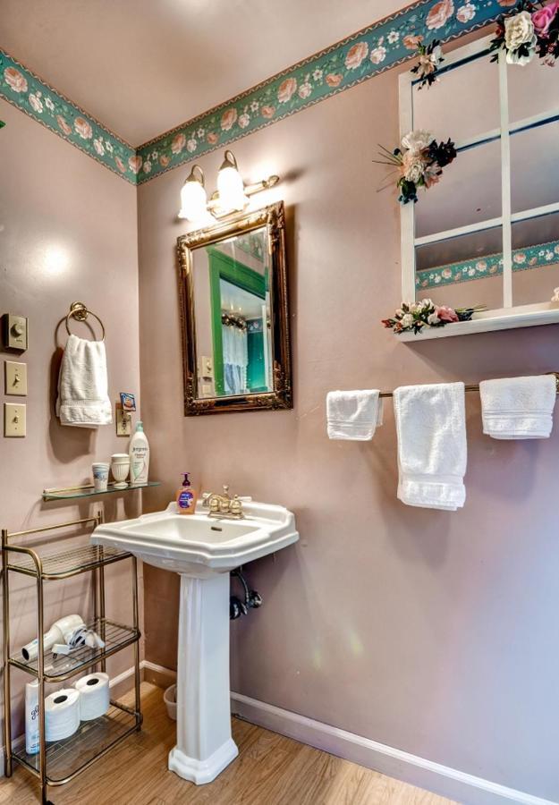 Astoria Painted Lady Historic Apt With River View! ภายนอก รูปภาพ