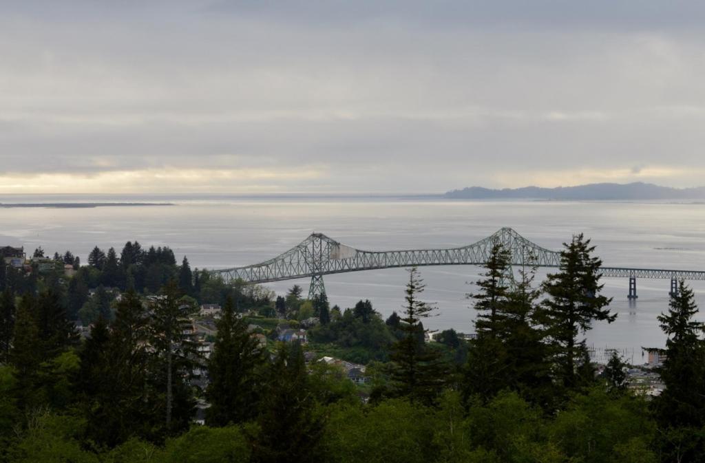 Astoria Painted Lady Historic Apt With River View! ภายนอก รูปภาพ