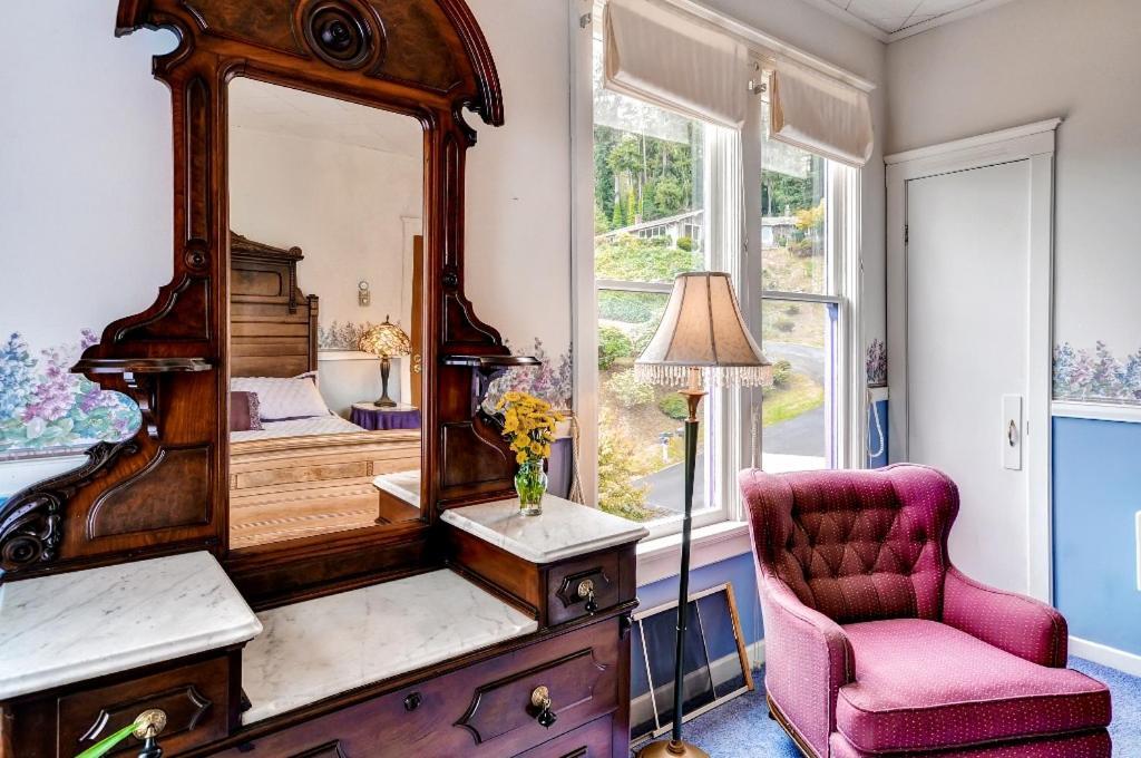 Astoria Painted Lady Historic Apt With River View! ภายนอก รูปภาพ